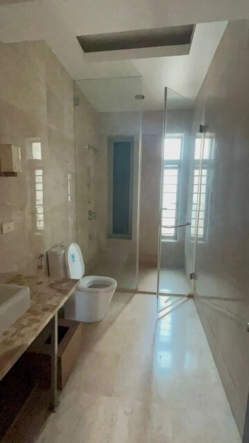 Bathroom in 5 BHK Apartment at Prabhadevi CHS, Prabhadevi – for Rent