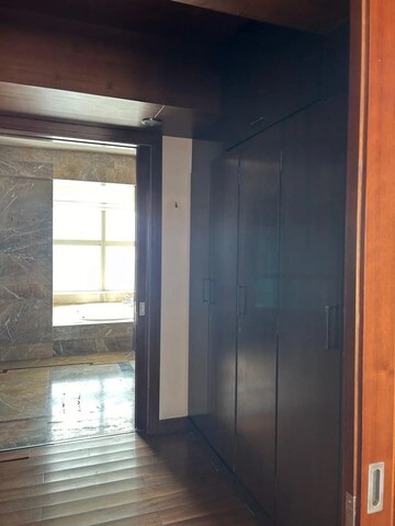 Room in 5 BHK Apartment at Prabhadevi CHS, Prabhadevi – for Rent