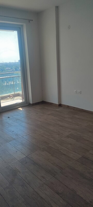 Room in 3 BHK Apartment at Omaxe Royal Residency Faridabad, Sector 79 – for Rent
