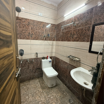 Bathroom in 1.5 BHK Builder Floor at Sector 63a – for Rent