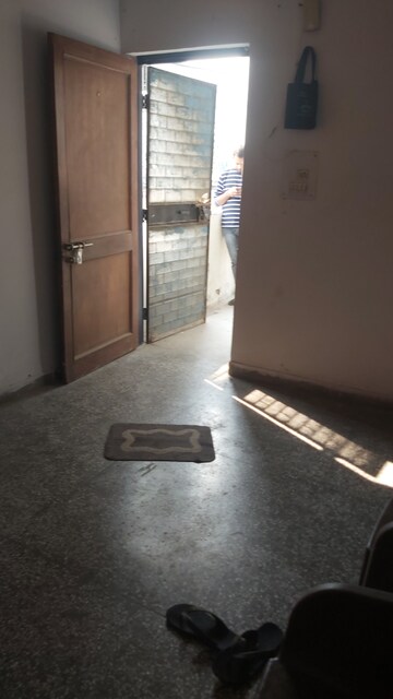 Furnished Amenities in 1.5 BHK Apartment at Mayur Vihar 1 – for Rent