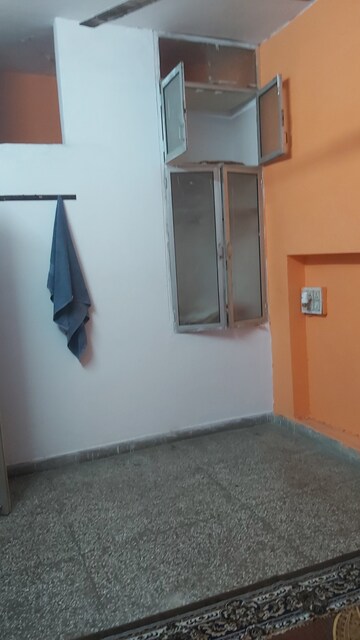 Furnished Amenities in 1.5 BHK Apartment at Mayur Vihar 1 – for Rent