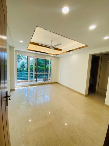 Room in 4 BHK Builder Floor at DLF Atria, Dlf Phase ii – for Rent