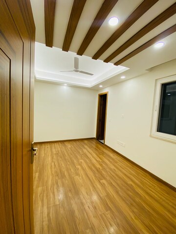 Room in 4 BHK Builder Floor at DLF Atria, Dlf Phase ii – for Rent