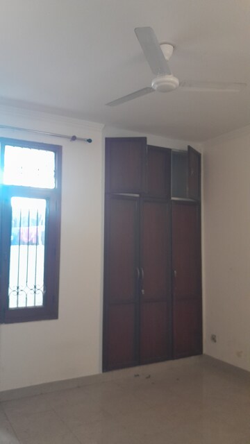 Furnished Amenities in 3 BHK Builder Floor at Unitech South City II, Sector 50 – for Rent