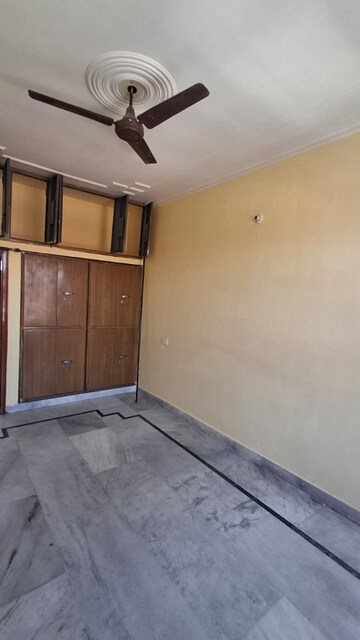 Room in 2 BHK Apartment at Sector 44 – for Rent