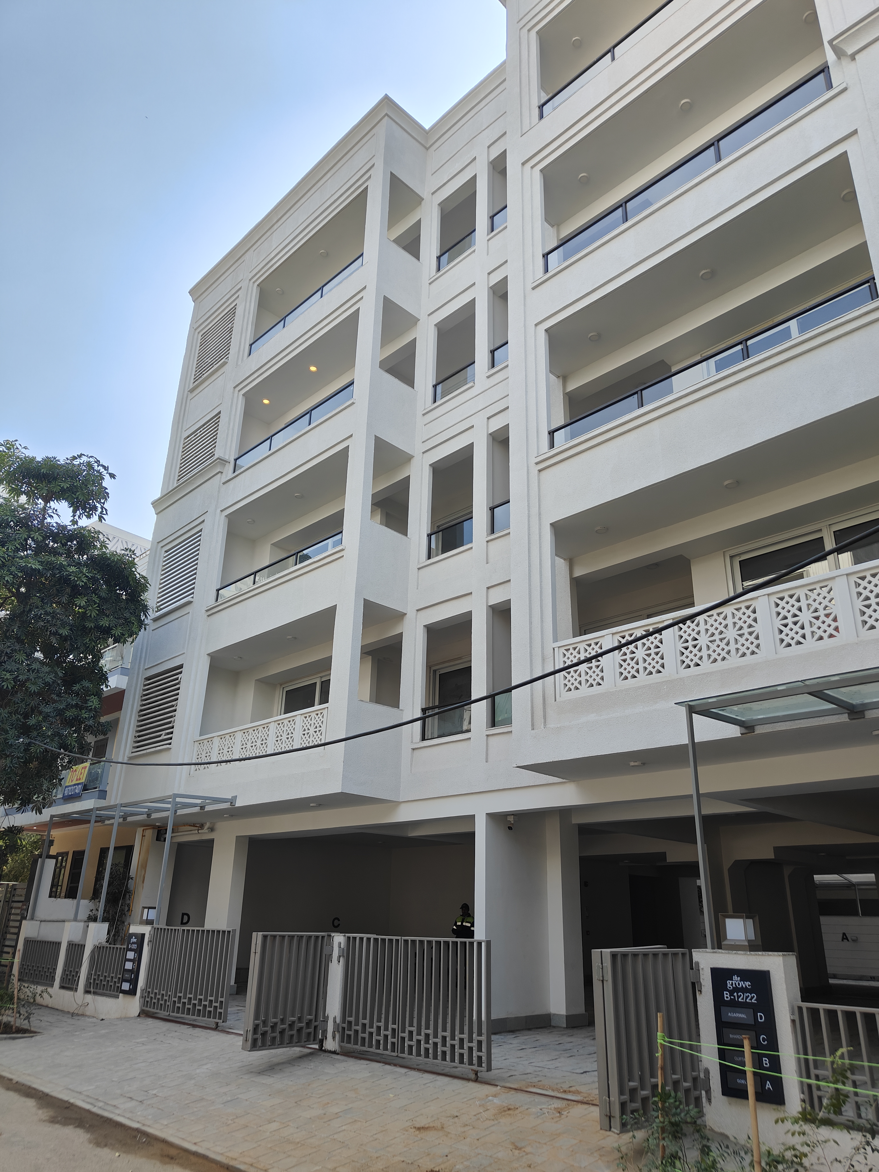 4 BHK + Servant Room,Study Room 270 Sq.Yd. Builder Floor in DLF The Grove