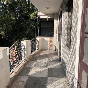 Balcony in 3 BHK Builder Floor at Ansal Sushant Lok I, Sector 43 – for Rent