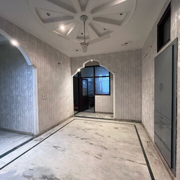 Building Lobby in 3 BHK Builder Floor at Ansal Sushant Lok I, Sector 43 – for Rent