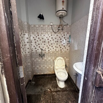 Bathroom in 1 BHK Builder Floor at Sector 52 – for Rent