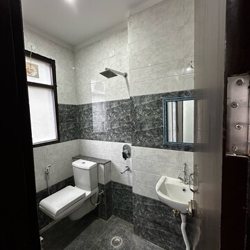 Bathroom in 1 BHK Builder Floor at Sector 52 – for Rent