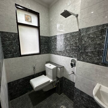 Bathroom in 1 BHK Builder Floor at Sector 52 – for Rent