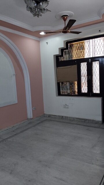 Room in 3.5 BHK Builder Floor at Rohini Sector 11 – for Rent