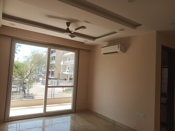 Room in 3 BHK Builder Floor at Ardee Mall, Sector 52 – for Rent