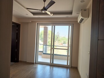 Room in 3 BHK Builder Floor at Ardee Mall, Sector 52 – for Rent