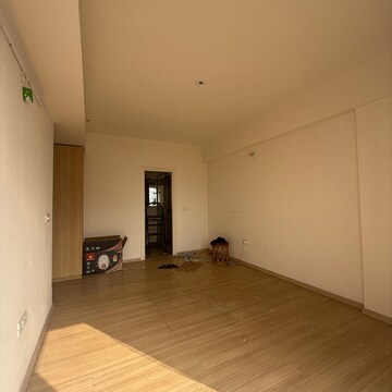Room in 3 BHK Apartment at DLF Regal Gardens, Sector 90 – for Rent