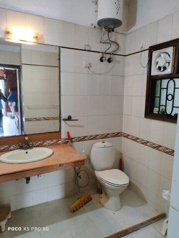 Bathroom in Studio Apartment at Arun Vihar Sector 37, Sector 37 – for Rent