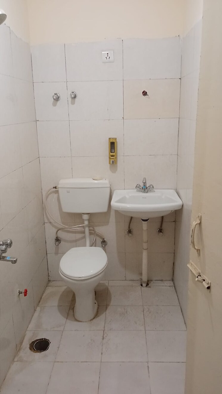 Bathroom, srs-residency 3 Bedroom 907 Sq.Ft. Apartment In Sector 88 Faridabad 8321628