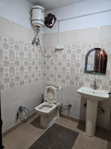 Bathroom in 3 BHK Builder Floor at Ansal Plaza Gurgaon, Palam Vihar – for Rent