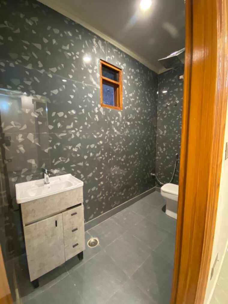 Bathroom, raj nagar 3 Bedroom 100 Sq.Yd. Builder Floor In Raj Nagar Delhi 8321971