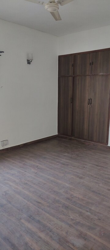 Furnished Amenities in 2 BHK Apartment at Eros Kenwood Tower, Charmwood Village – for Sale