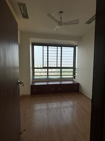 Room in 3 BHK Apartment at Oberoi Realty Woods, Goregaon East – for Rent