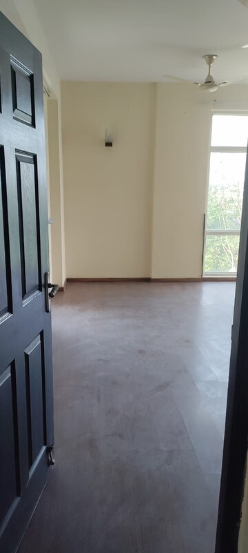 Room in 3.5 BHK Apartment at Omaxe Spa Village, Sector 78 – for Sale