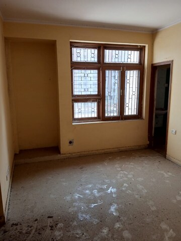 Room in 3 BHK Apartment at HIG Apartments, Omicron I Greater Noida – for Sale