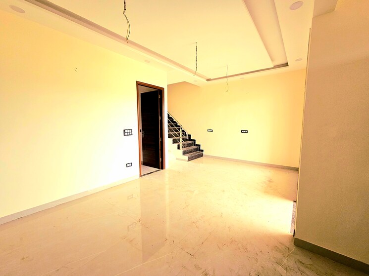 Room, peer mucchalla 3 Bedroom 100 Sq.Yd. Independent House In Peer Mucchalla Zirakpur 8322568