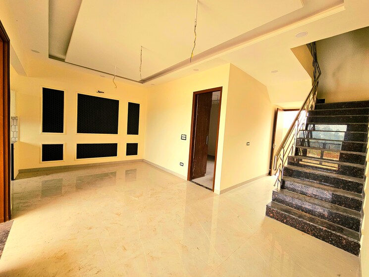 Room, peer mucchalla 3 Bedroom 100 Sq.Yd. Independent House In Peer Mucchalla Zirakpur 8322568