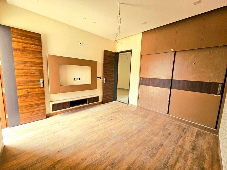 Room, peer mucchalla 3 Bedroom 100 Sq.Yd. Independent House In Peer Mucchalla Zirakpur 8322568