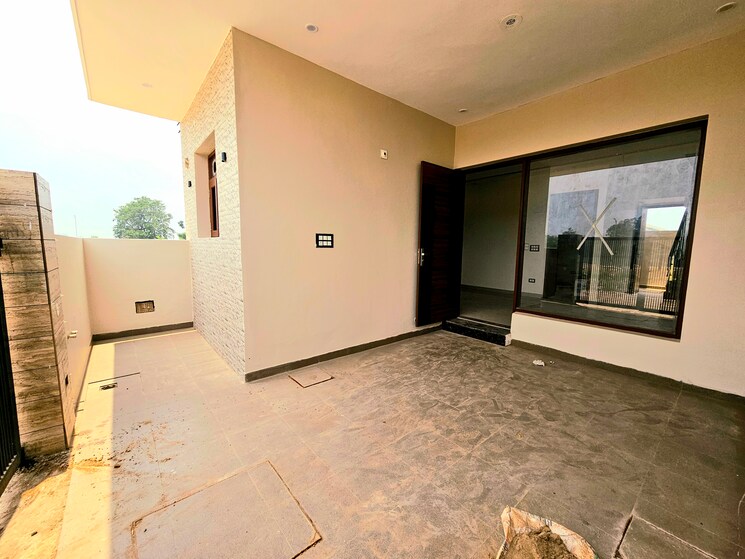 Room, peer mucchalla 3 Bedroom 100 Sq.Yd. Independent House In Peer Mucchalla Zirakpur 8322568