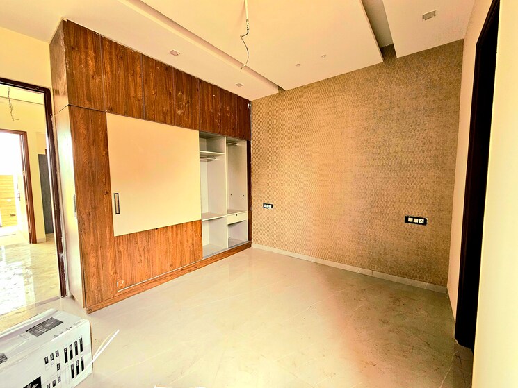 Room, peer mucchalla 3 Bedroom 100 Sq.Yd. Independent House In Peer Mucchalla Zirakpur 8322568