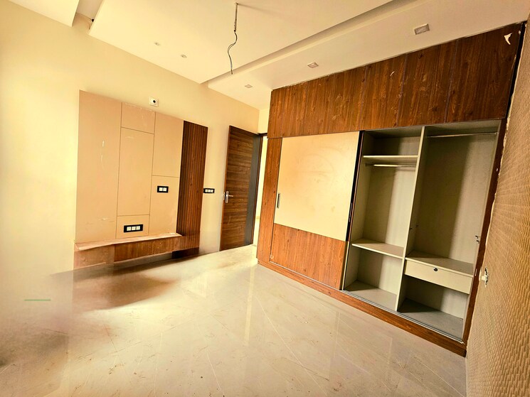 Room, peer mucchalla 3 Bedroom 100 Sq.Yd. Independent House In Peer Mucchalla Zirakpur 8322568