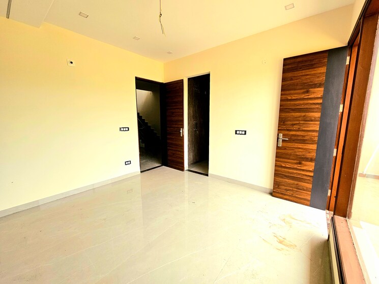 Room, peer mucchalla 3 Bedroom 100 Sq.Yd. Independent House In Peer Mucchalla Zirakpur 8322568