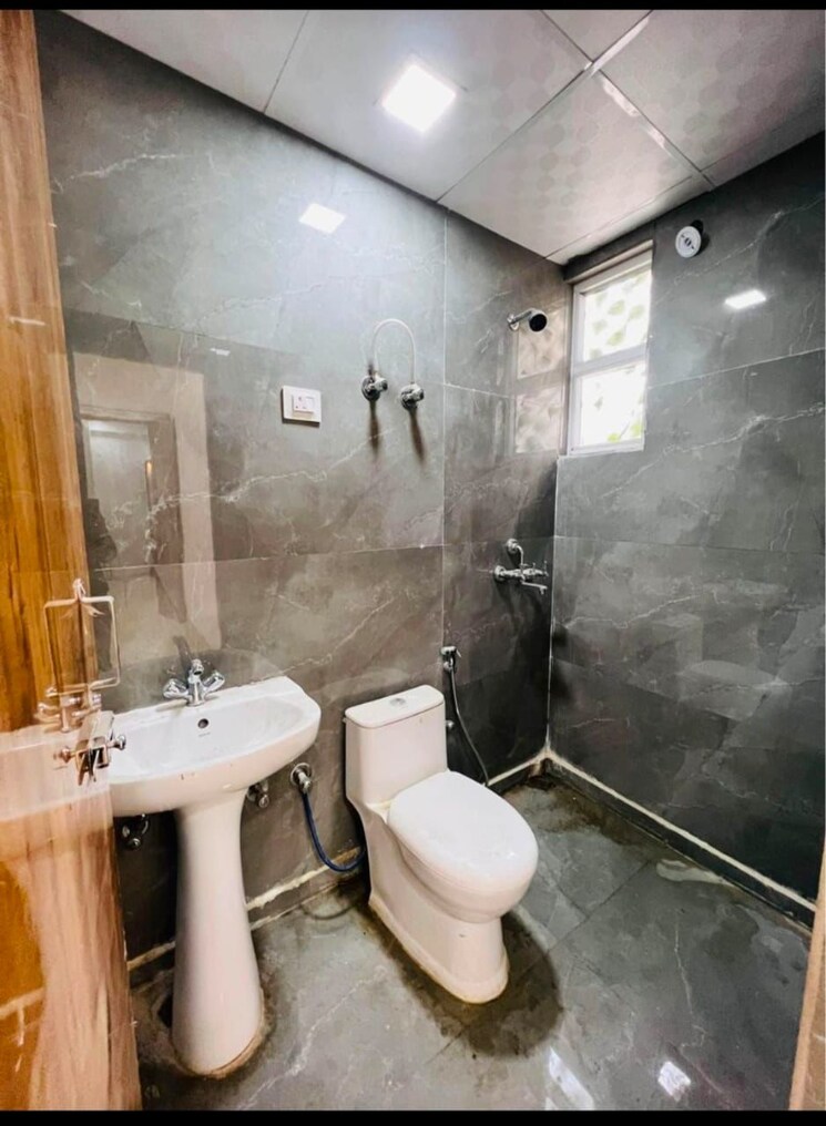 Bathroom, upsidc site b 3 Bedroom 1520 Sq.Ft. Builder Floor In Upsidc Site B Greater Noida 8322610