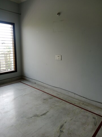 Room in 2.5 BHK Builder Floor at Sector 18 – for Rent