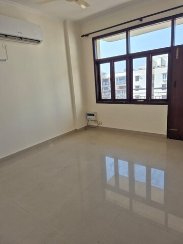 Room in 3 BHK Apartment at Tarun CGHS, Sector 47 – for Rent