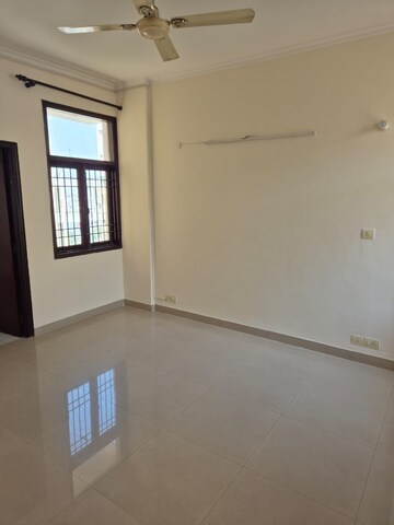Room in 3 BHK Apartment at Tarun CGHS, Sector 47 – for Rent