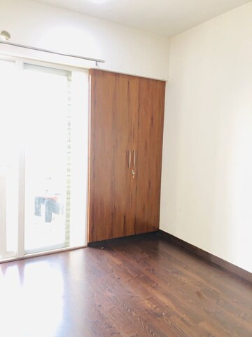 Room in 2.5 BHK Apartment at Mahagun Mantra I, Sector 10 Greater Noida – for Rent