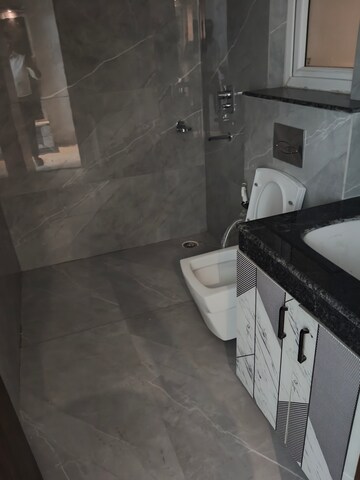 Bathroom in 4 BHK Apartment at Omaxe The Legends, Gomti Nagar – for Sale