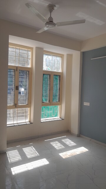 Furnished Amenities in 3 BHK Builder Floor at Unitech South City II, Sector 50 – for Rent