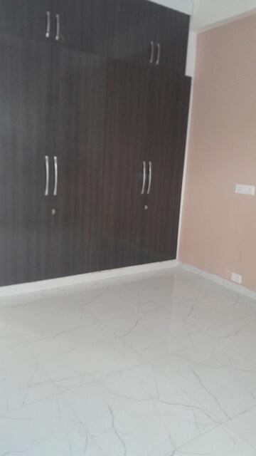 Furnished Amenities in 3 BHK Builder Floor at Unitech South City II, Sector 50 – for Rent