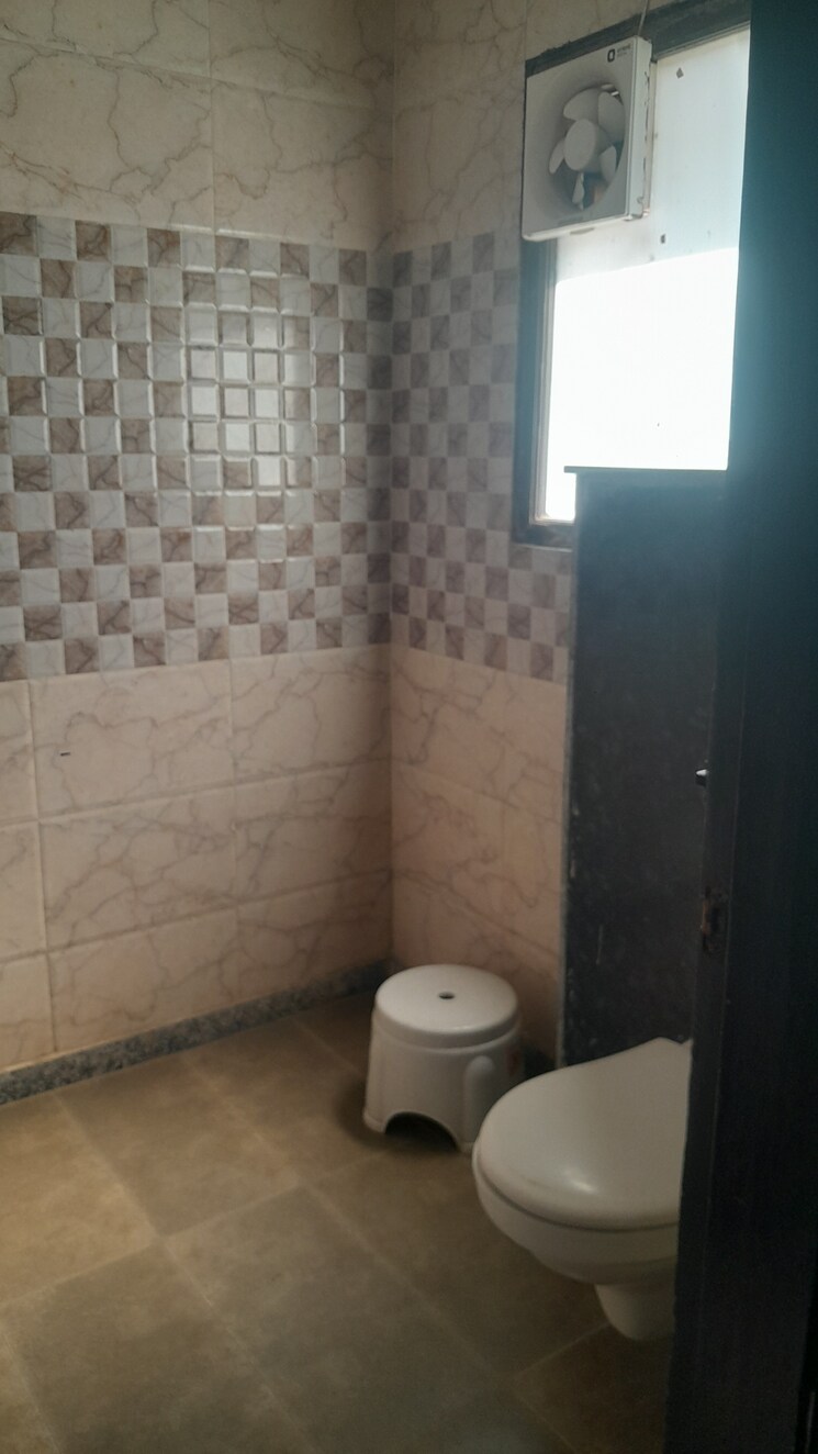 Bathroom, unitech-south-city-ii 2 Bedroom 1250 Sq.Ft. Builder Floor In Sector 50 Gurgaon 8323115