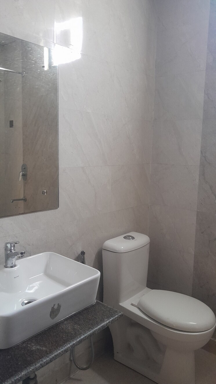 Bathroom, unitech-south-city-ii 2 Bedroom 1250 Sq.Ft. Builder Floor In Sector 50 Gurgaon 8323115