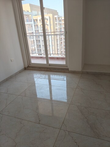 Room in 3 BHK Apartment at Omaxe The Palace, Gomti Nagar – for Sale