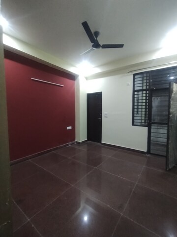 Furnished Amenities in 3 BHK Builder Floor at Plaza Mall, Sector 28 – for Rent