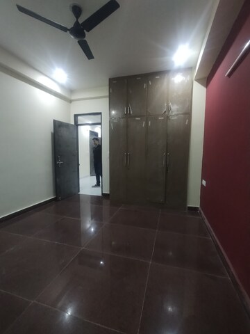 Furnished Amenities in 3 BHK Builder Floor at Plaza Mall, Sector 28 – for Rent