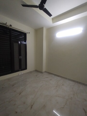 Furnished Amenities in 3 BHK Builder Floor at Plaza Mall, Sector 28 – for Rent