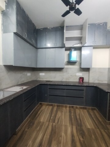 Building Lobby in 3 BHK Builder Floor at Plaza Mall, Sector 28 – for Rent